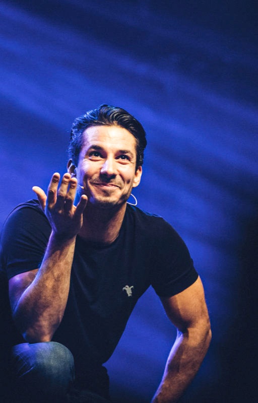« Là où j’ai grandi, dans les Ardennes, j’ai vu des gens écrasés par la vie. C’est ça qui m’a mis très en colère, je crois. » Jérémy Ferrari. © Laura Gilli